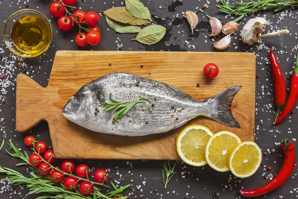 Voor Samenstelling Van Levensmiddelen Met Rauwe Vis Ingrediënten Een Houten — Stockfoto