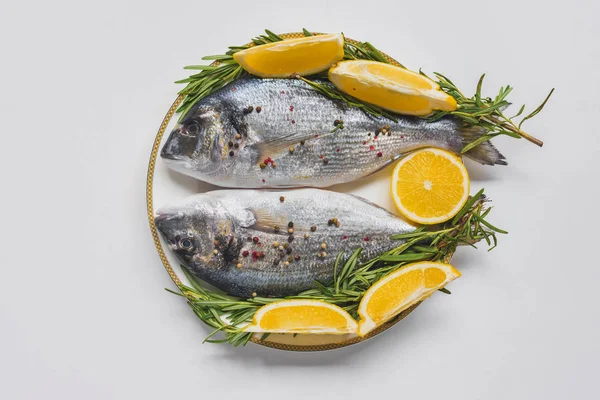 Plochý Ležel Rybami Zdobená Rozmarýnem Citronovou Desce — Stock fotografie