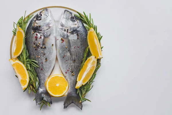 Θέα Από Ψηλά Ψάρια Διακοσμημένο Δεντρολίβανο Και Λεμόνι Στο Πιάτο — Φωτογραφία Αρχείου