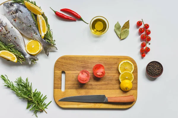 Ansicht Von Rohem Fisch Und Verschiedenen Zutaten Auf Weißem Tisch — Stockfoto