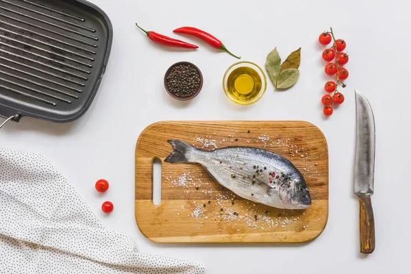 Top View Cherry Tomatoes Olive Oil Uncooked Fish Wooden Board — Free Stock Photo