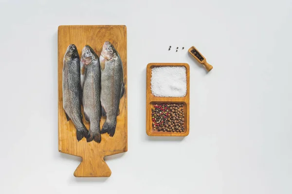 View Uncooked Fish Wooden Board Salt Pepper White Table — Stock Photo, Image