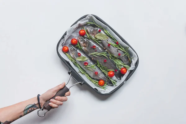 Cropped Image Woman Holding Tray Fish Rosemary Bay Leaves Cherry — Free Stock Photo
