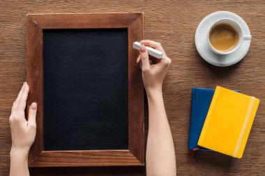 Tebeşir ile ahşap Pano üzerinde yazma kadın görünümünü kırpılmış