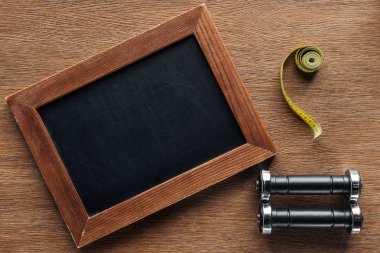 boş tahta tebeşir masa, teyp ve halter, diyet ve sağlıklı lifesyle kavramı ölçme