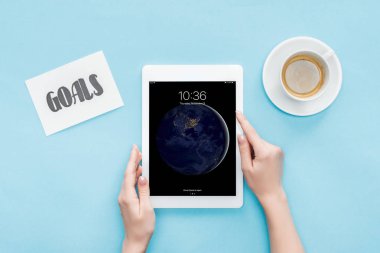 Kırpılan görünümünü dijital tablet apple ile giriş ekranında, kartı ve kahve mavi zemin üzerine yazı gol kullanma erkek