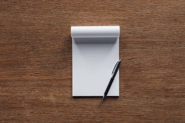 木製の背景にペン付きの空白のノート — ストック写真