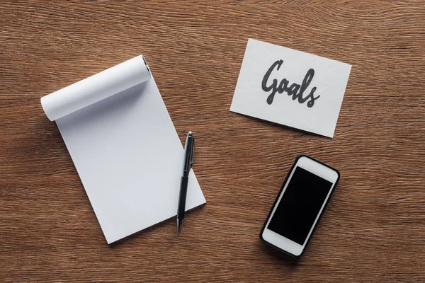 Bovenaanzicht Van Lege Notebook Kaart Met Doelen Letterinh Smartphone Houten — Stockfoto