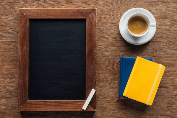 Kreidetafel Mit Notizbüchern Und Kaffee Auf Holzgrund Von Oben — Stockfoto