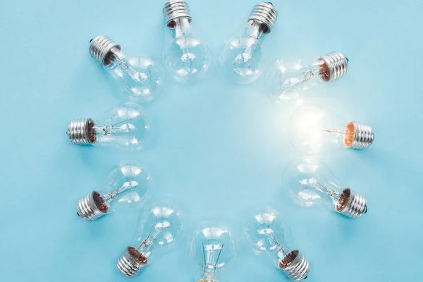 Top View Light Bulbs Circle One Them Glowing Blue Background — Stock Photo, Image