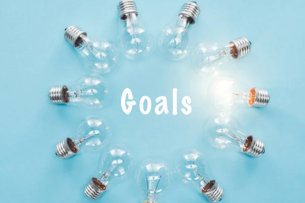 Circle Light Bulbs Glowing One Surronding Goals Word Blue Goal — Stock Photo, Image