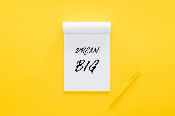 Vista Superior Notebook Com Sonho Grande Citação Amarelo Conceito Definição — Fotografia de Stock
