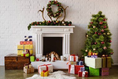 sıcak şömine, Noel ağacı ve hediyeler ile Festival oturma odası
