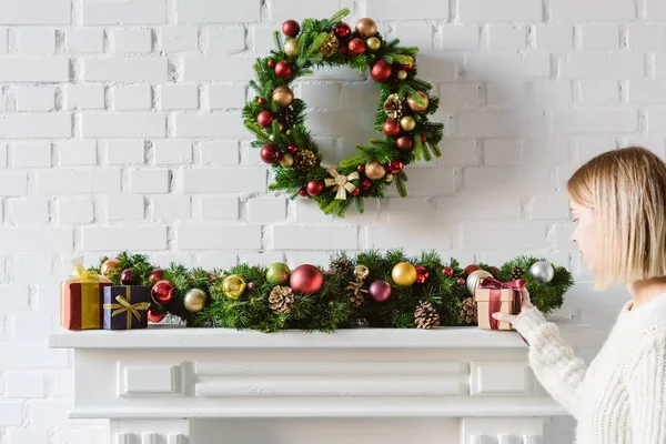 Ghirlanda Natale Decorazioni Sopra Camino Caminetto Con Muro Mattoni Bianchi — Foto Stock