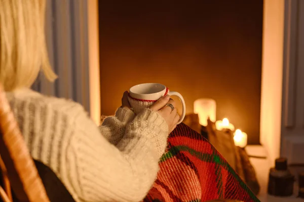 Vista Parziale Della Donna Coperta Scacchi Che Tiene Tazza Cacao — Foto Stock