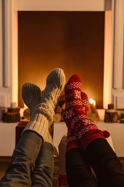 Обрізаний Вид Жінок Зимових Шкарпетках Каміном Фоні — стокове фото