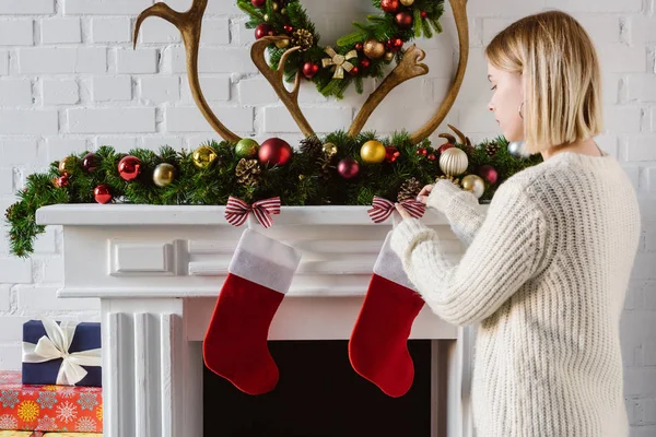 Mujer Joven Decorando Chimenea Con Arcos —  Fotos de Stock