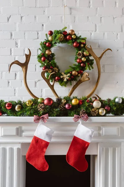 Festive Christmas Wreath Decorations Stockings Deer Horns Fireplace Mantel — Stock Photo, Image