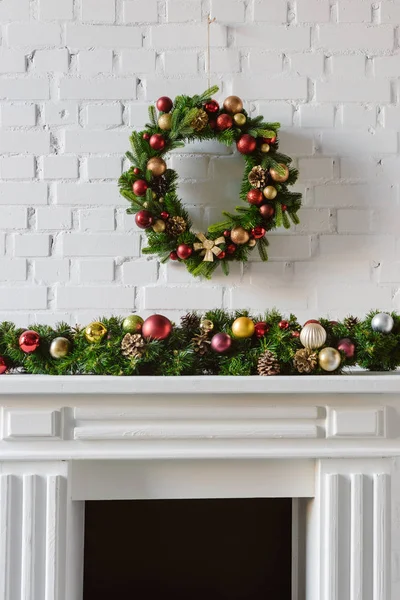 Festive Christmas Wreath Fireplace Mantel White Brick Wall — Stock Photo, Image