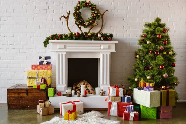 节日客厅 有舒适的壁炉 圣诞树和礼物 — 图库照片