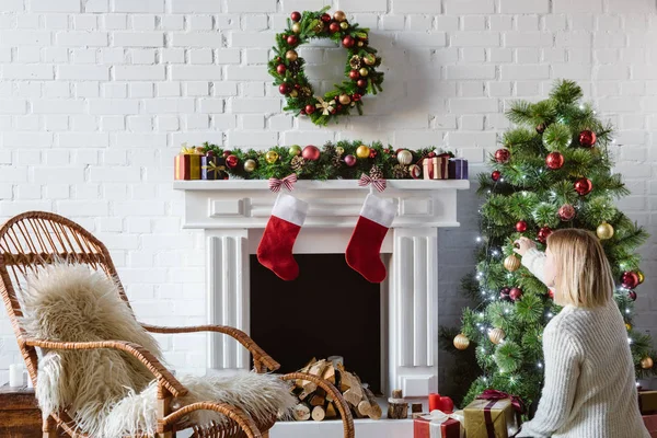 Junge Frau Schmückt Weihnachtsbaum Wohnzimmer Mit Kugeln — Stockfoto