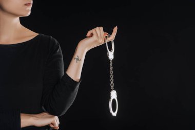 kısmi görünümünü metal kelepçe siyah izole tutan kadın