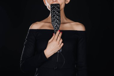 kısmi görünümünü dudak siyah izole yakınındaki deri şaplak raket tutan kadın