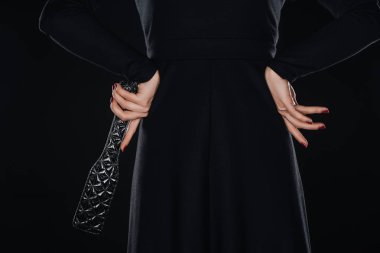 Arkadan Görünüş kadının elleri ile siyah izole şaplak raket tutarak bel üzerinde