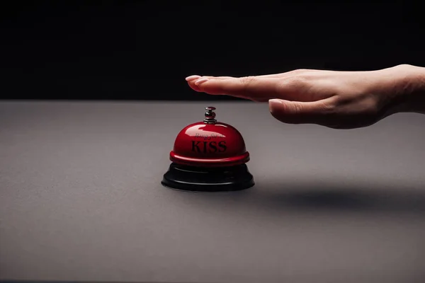 Närbild Kvinnlig Hand Ovanför Service Bell Med Ring För Kyss — Stockfoto