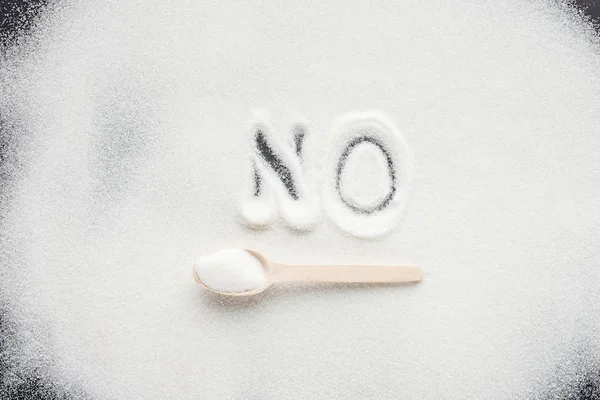 Von Oben Handgeschriebenes Wort Nein Auf Kristallzucker Mit Holzlöffel — Stockfoto