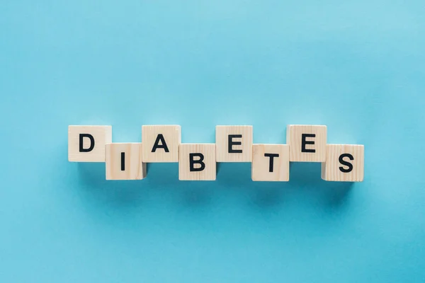 Bovenaanzicht Van Diabetes Letters Gemaakt Van Houten Kubussen Blauwe Achtergrond — Stockfoto