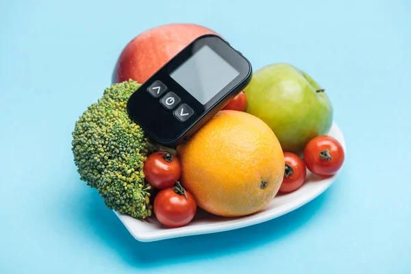 Glucomètre Sur Assiette Avec Légumes Fruits Sur Fond Bleu — Photo