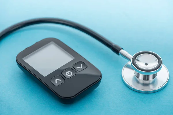 Κλείνω Πάνω Θέα Του Glucometer Και Στηθοσκόπιο Μπλε Φόντο — Φωτογραφία Αρχείου