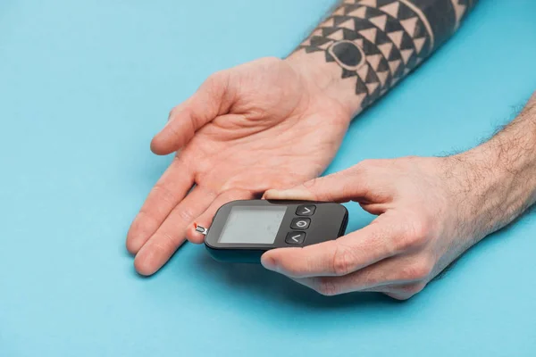 Bijgesneden Beeld Van Mens Doet Glucose Niveautest Met Glucometer Blauwe — Stockfoto