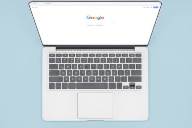Açık mavi izole açılan google tarayıcısı ile dizüstü üstten görünüm 