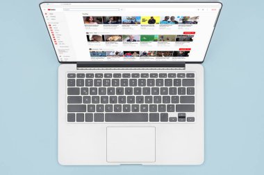 Açık mavi izole açılan youtube Web sitesi ile dizüstü üstten görünüm 