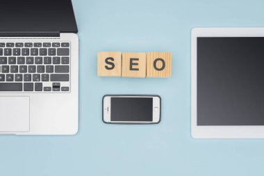 Küpleri ile seo yazı açık mavi renkli yakınındaki araçların üstten görünüm 