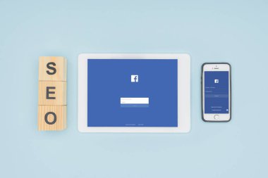 Açık mavi renkli üzerinde açılan facebook app ile araçların üstten görünüm 