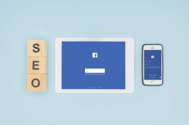 Açık mavi renkli üzerinde açılan facebook app ile araçların üstten görünüm 