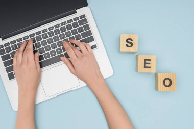 Laptop klavye açık mavi renkli tarih yazarak seo Yöneticisi üstten görünüm 