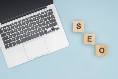 Dijital cihaz ahşap küpleri yakınındaki üstten görünüm açık mavi renkli üzerinde 
