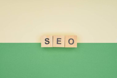 Düz ahşap blokları seo yazı ile yatıyordu. 