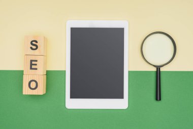 Ahşap küpleri ile seo yazı yakınındaki boş ekran ile dijital tablet üstten görünüm