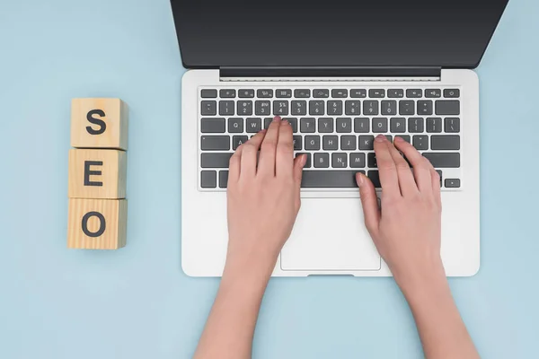 Visão Superior Gerenciador Seo Feminino Digitando Teclado Laptop Fundo Azul — Fotografia de Stock