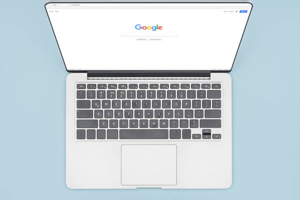 Вид сверху ноутбука с открытым браузером google изолирован на светло-голубом фоне
 