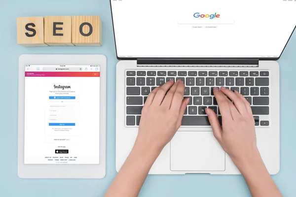 Top View Woman Typing Computer Keyboard Opened Google Browser Digital — Stock Photo, Image