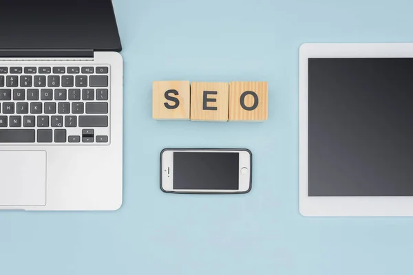 Vue Dessus Des Gadgets Près Des Cubes Avec Lettrage Seo — Photo