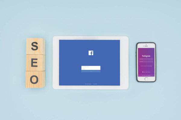 Vista Superior Dispositivos Digitales Con Aplicaciones Facebook Instagram Sobre Fondo — Foto de Stock