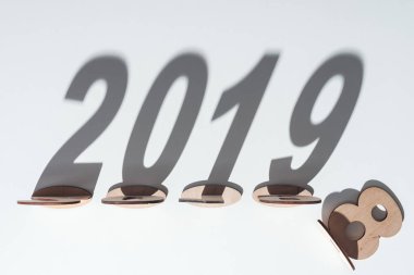 2019 2018 gelen değişim simgeleyen beyaz zemin üzerine gölge ile ahşap sayıların üstten görünüm