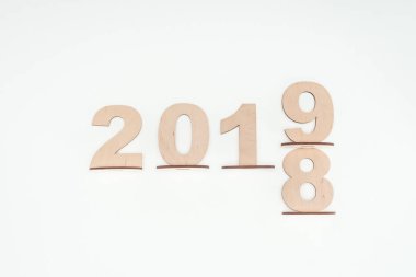 beyaz izole 2019 2018 gelen değişim simgeleyen tarihi ahşap sayıların üstten görünüm